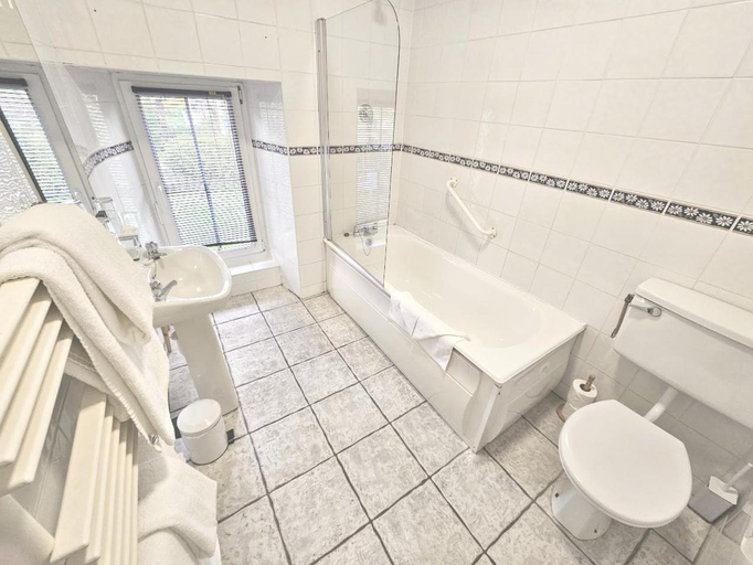 Bathroom 4, The Glenbeigh Hotel