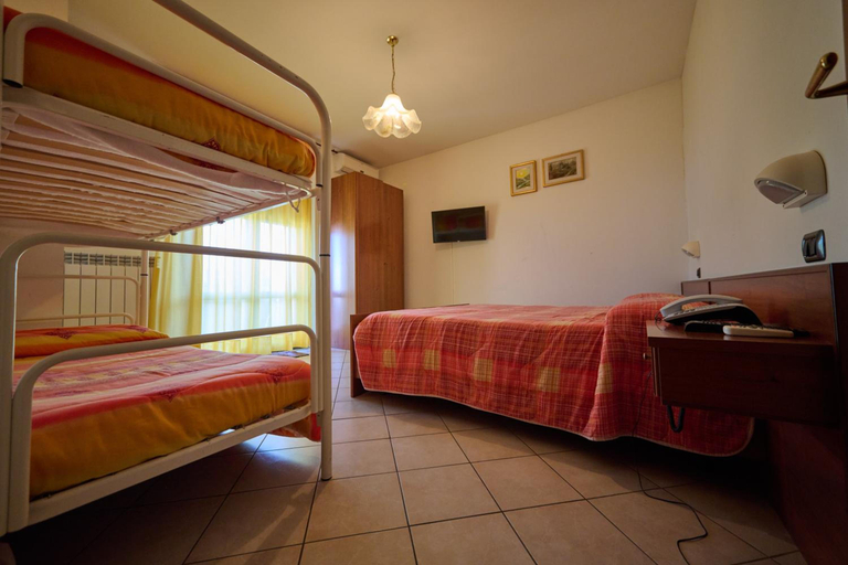 Bedroom 2, Albergo Shine, Pesaro E Urbino