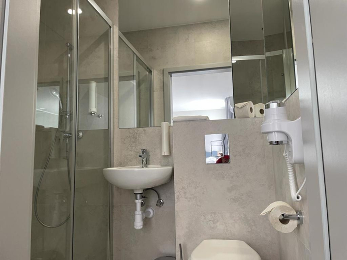 Bathroom, Hotel Dobosz, Police