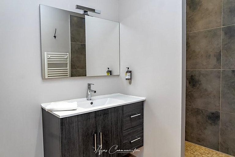 Bathroom 5, Logis Du Champ De Mars, Drôme