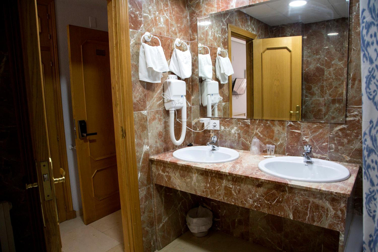 Bathroom 4, Hotel Reina Victoria, Albacete