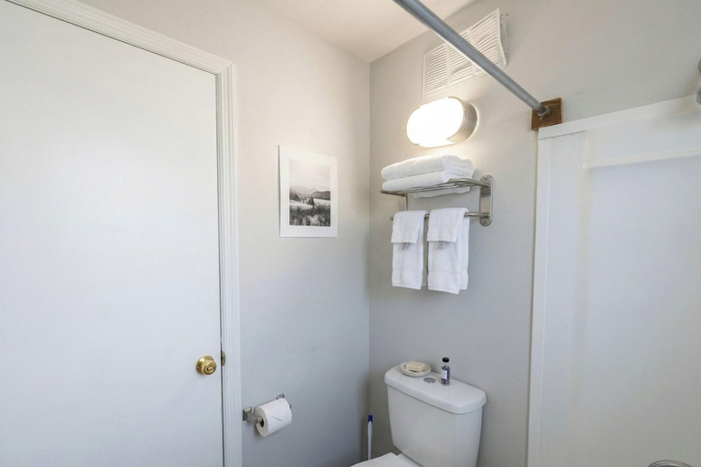 Room 5, 8 Inn, Sumter