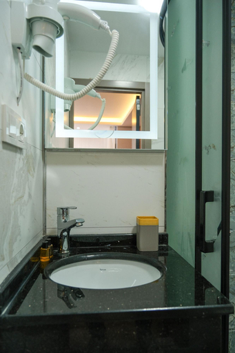 Bathroom 5, Yellow Mansion, Beyoğlu