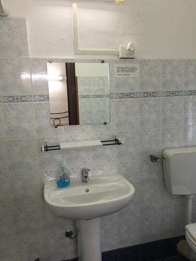 Bathroom 3, Albergo Fiorita, Genova