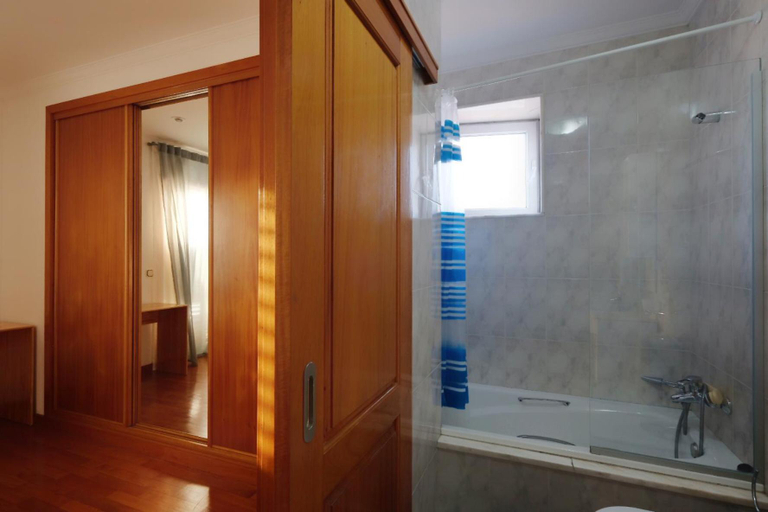 Bathroom 3, Innesposende Sports Hostel, Esposende