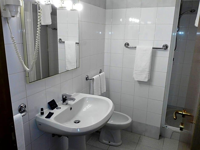 Bathroom, Motel Est, Milano