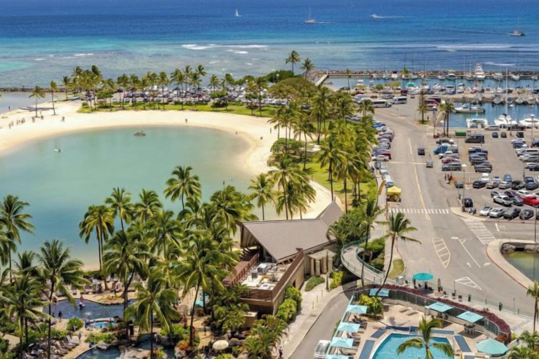 Beach 2, Newly Reno’d Oceanview Luxe Stay w/ Free Parking, Honolulu