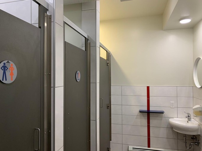 Bathroom 4, Jasper Downtown Hostel, Division No. 15