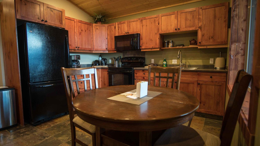General view 3, Cedar House Restaurant & Chalets, Columbia-Shuswap