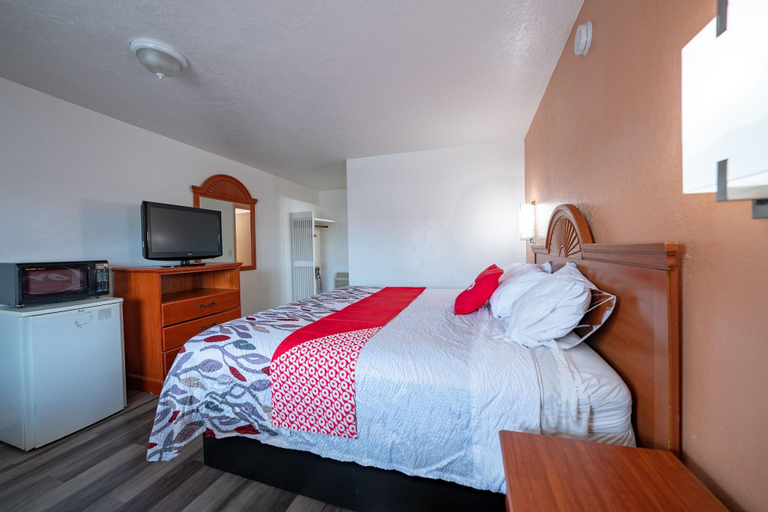 Room 2, Budget Inn Madras By Oyo, Jefferson