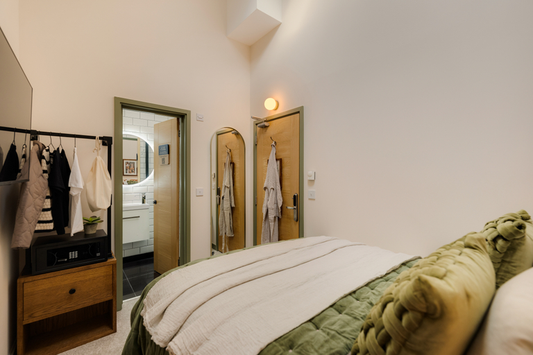 Room 3, Tower Bridge Road By Your Apartment, London