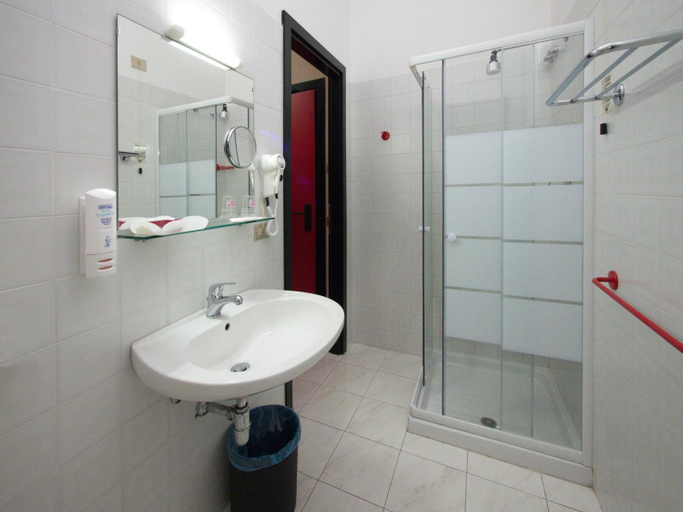 Bathroom 5, Hotel Versailles, Parma