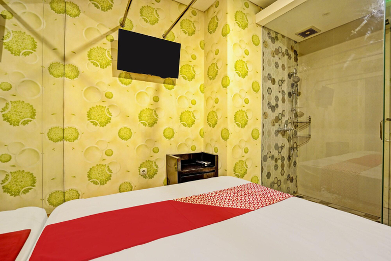 Room 2, Super Oyo Capital O 92633 Spring Hotel Gubeng, Surabaya