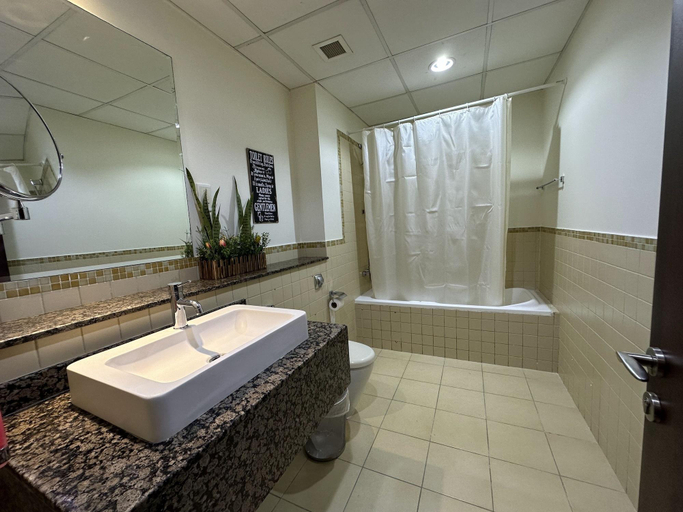Bathroom 5, Route 66 Beach Hostel, Dubai