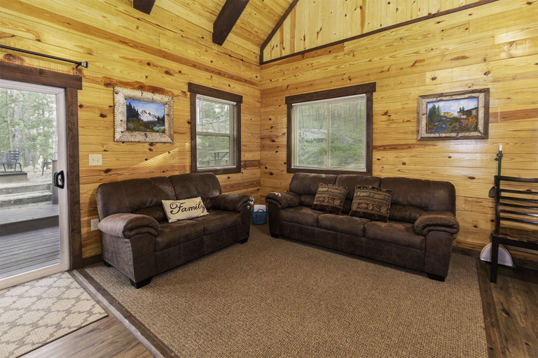 Public Area, Freedom Ridge Cabins, Pennington
