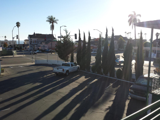 Exterior & Views 1, Travelers Beach Inn, Ventura