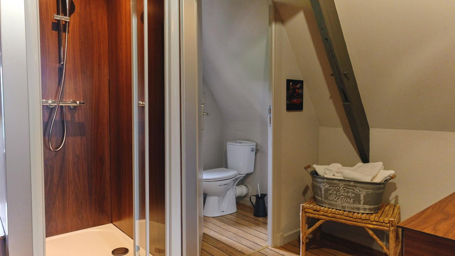 Bathroom 5, Au Petit Manoir, Nord
