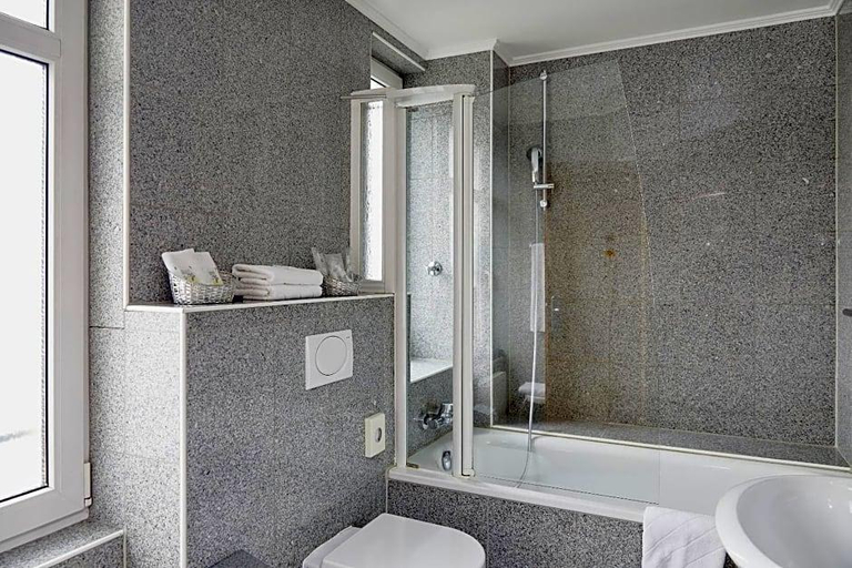 Bathroom 5, Hotel Hafentor, Hamburg