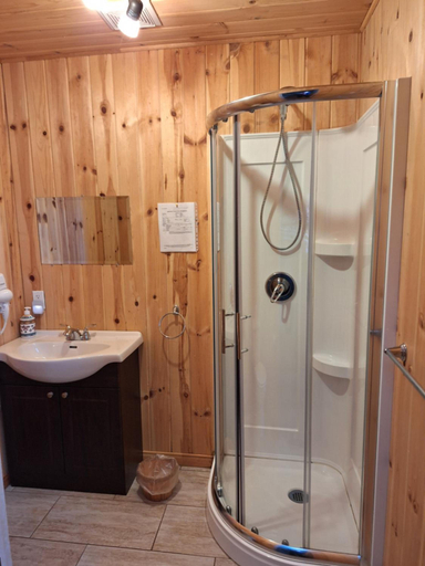 Bathroom 4, Auberge Le P'tit Bonheur, L'Île-d'Orléans