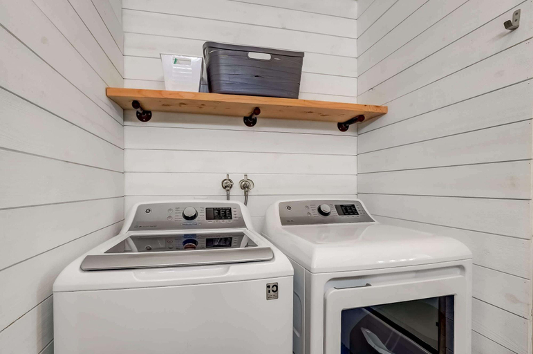 Public Area 2, Whispering Pines Cabin - Family and pet Friendly Abode, El Dorado