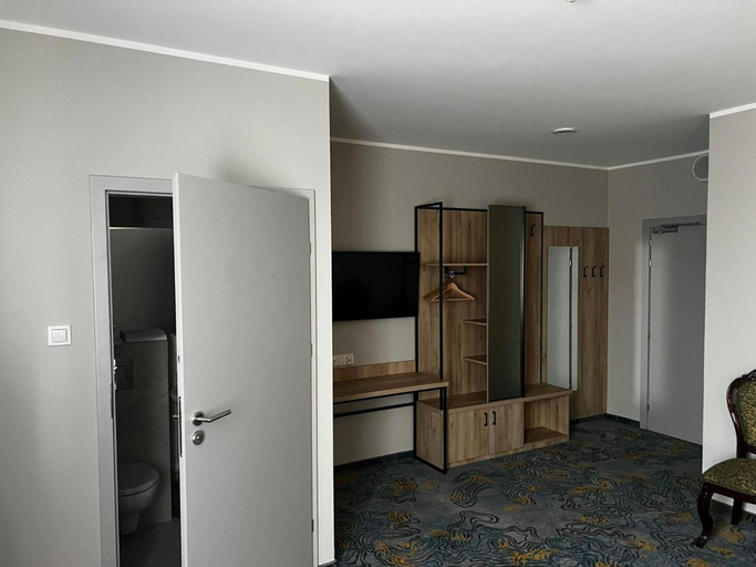 Bedroom 2, Hotel Dobosz, Police