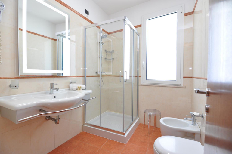 Bathroom 4, Hotel Falli, Lecce