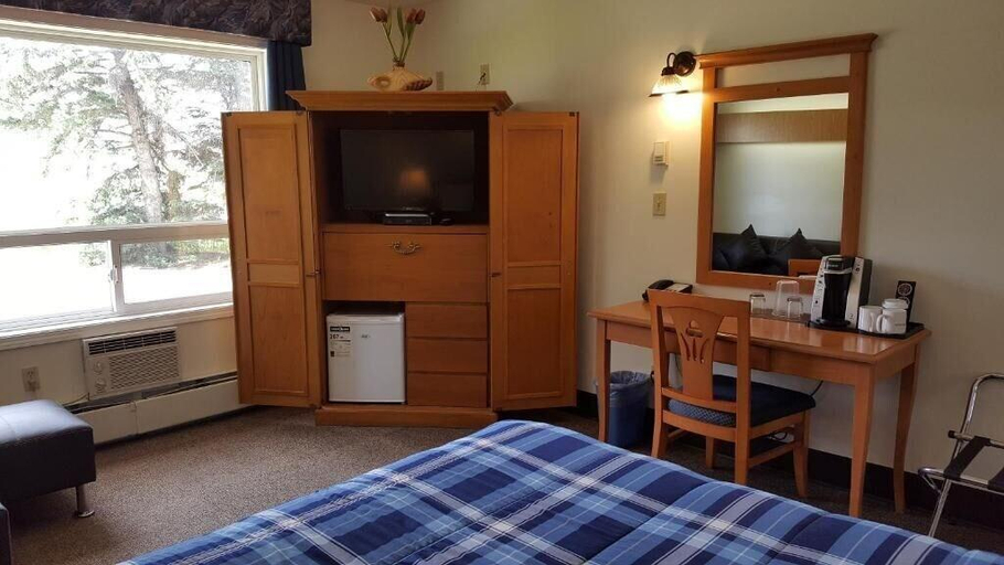 Bedroom 2, Pines Motel, Division No. 14