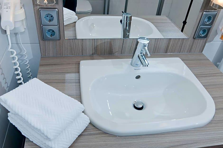 Bathroom 5, Hotel Zum Lv Wen Unteres Wirtshaus, Breisgau-Hochschwarzwald