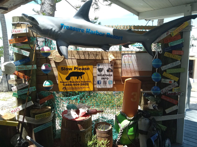 Public Area, Treasure Harbor, Monroe