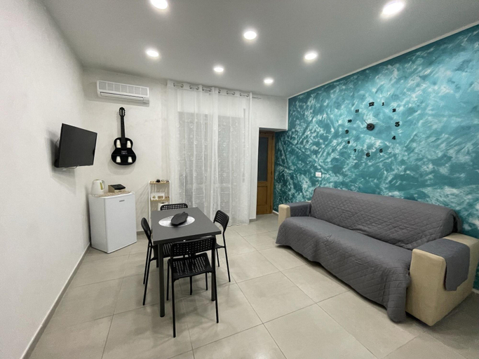 Bedroom 2, Tutta nata storia, Napoli
