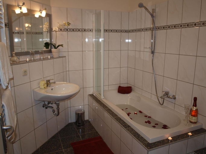Bathroom 3, Hotel Am Schv Tzenberg, Gotha