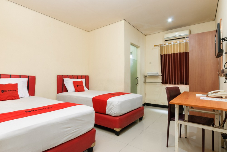 Bedroom 2, RedDoorz Plus @ Jalan Pemuda Jakarta, Jakarta Timur