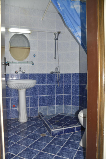Bathroom 3, Hotel Wesso, Kavarna