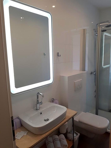 Bathroom 1, Hotel Haus Bvºderich, Rhein-Kreis Neuss