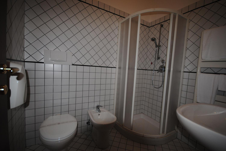 Bathroom 3, Hotel Sole, Novara