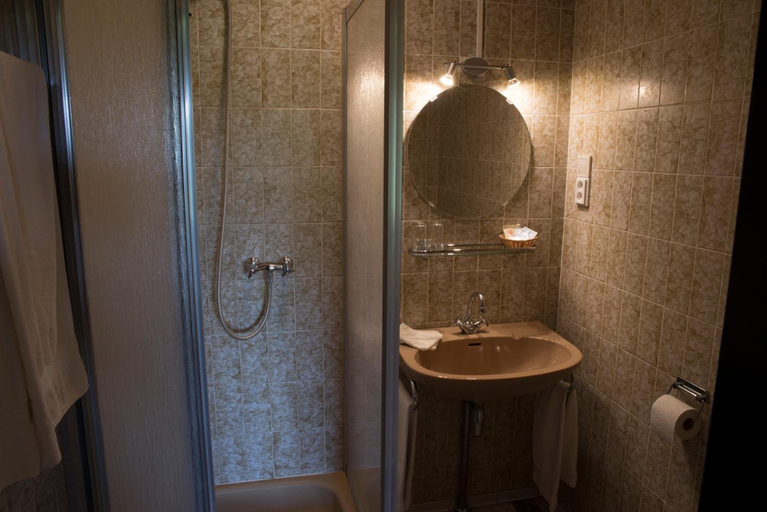 Bathroom 4, Hotel De Lindeboom, Winterswijk