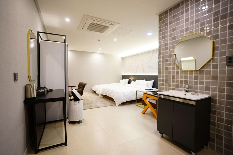 Room 5, Saturn Hotel, Seongdong
