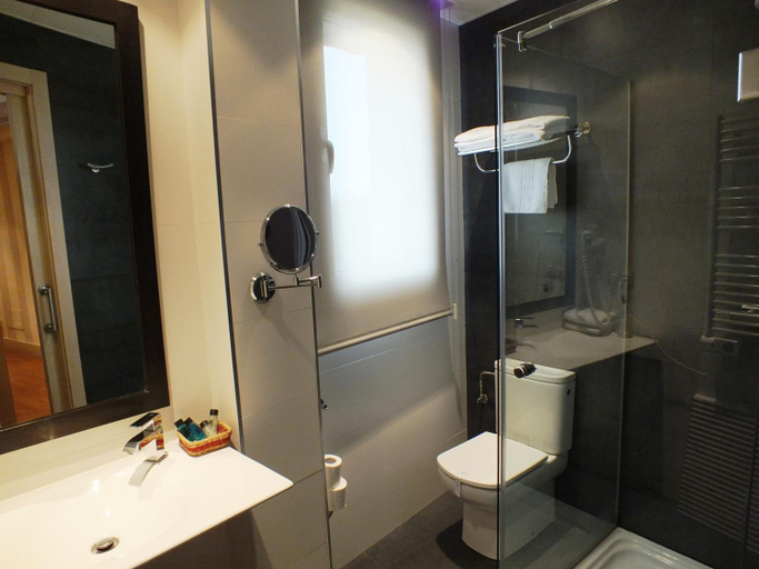 Bathroom 5, Hotel Puerta Del Arco, Valladolid