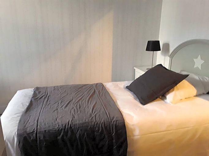 Bedroom 3, La Pomme D Or, Nièvre