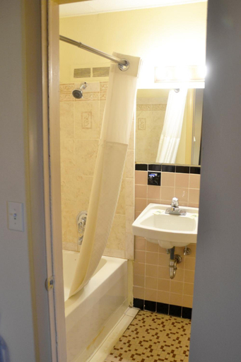 Bathroom, Scottish Inns Potsdam, Saint Lawrence