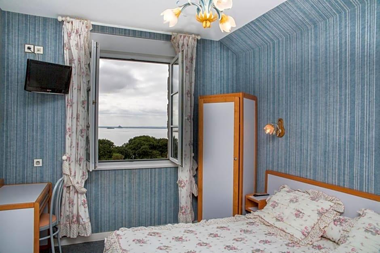 Room 5, Les Hermelles, Manche