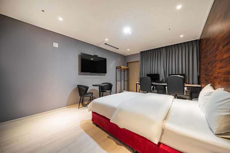 Bedroom 2, Andong Queen Hotel, Yecheon