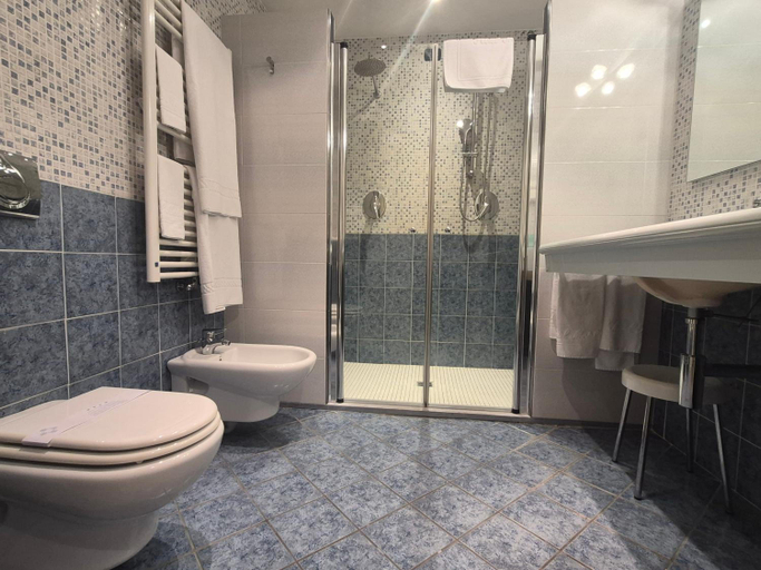 Bathroom 4, Hotel Motel 2, Piacenza
