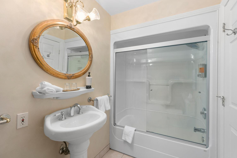 Bathroom 3, Manoir Sweetsburg, Brome-Missisquoi