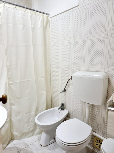 Bathroom 5, Bons Dias, Lisbon