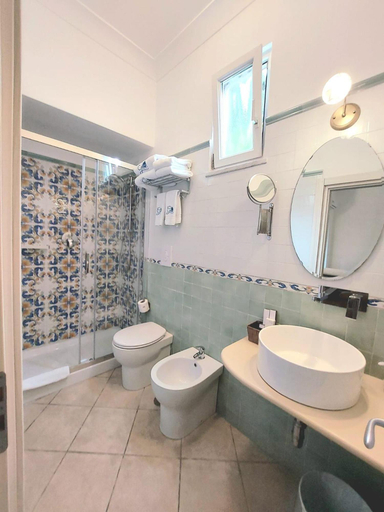 Bathroom 3, Hotel Guarracino, Napoli