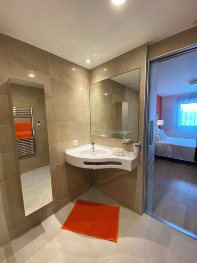 Room 2, Zenao Le Cannet, Alpes-Maritimes