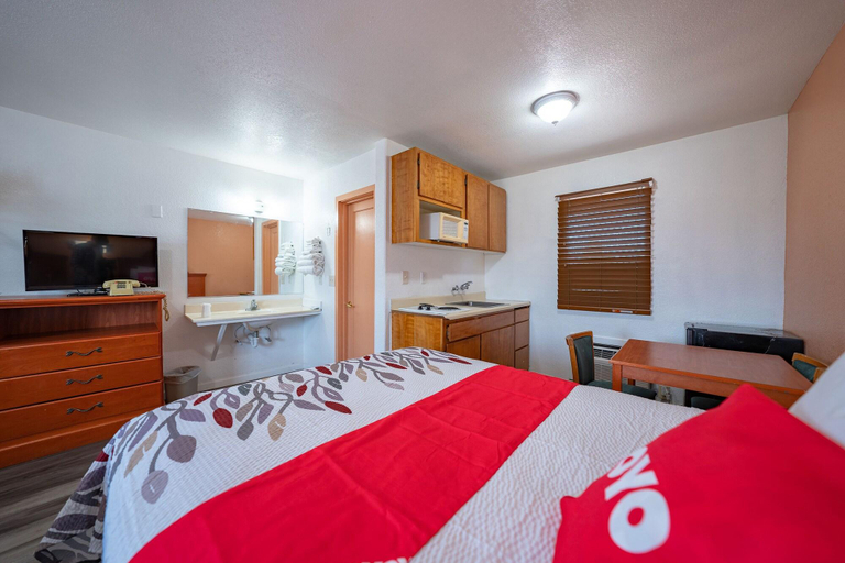 Room 4, Budget Inn Madras By Oyo, Jefferson