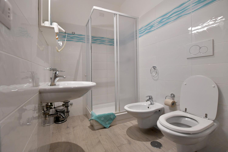 Bathroom 3, Serafico Guesthouse, Rome