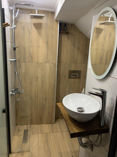 Bathroom 5, Mansion Valeria, Fatih